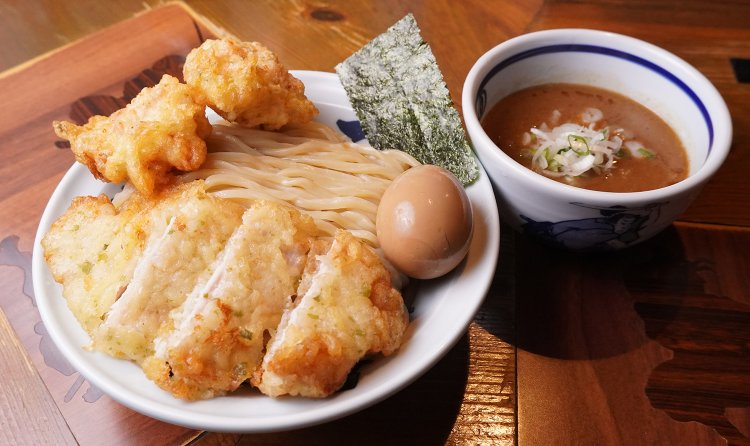 濃厚二天つけ麺1230円。写真は並盛りで、茹で前の麺の重量は180g。