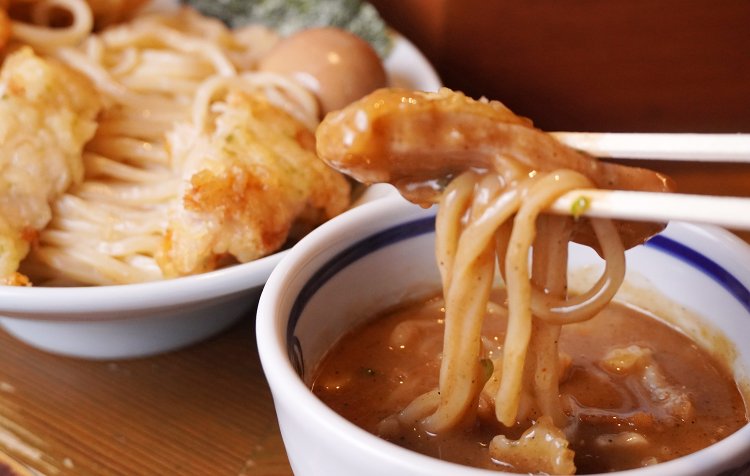 揚げ物はつけ汁につけてもつけなくてもOKなおいしさ。