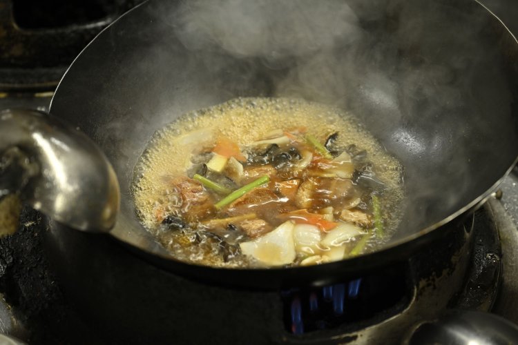 隠し味に八角とニッキを使用。鍋からもよい香りが漂う。