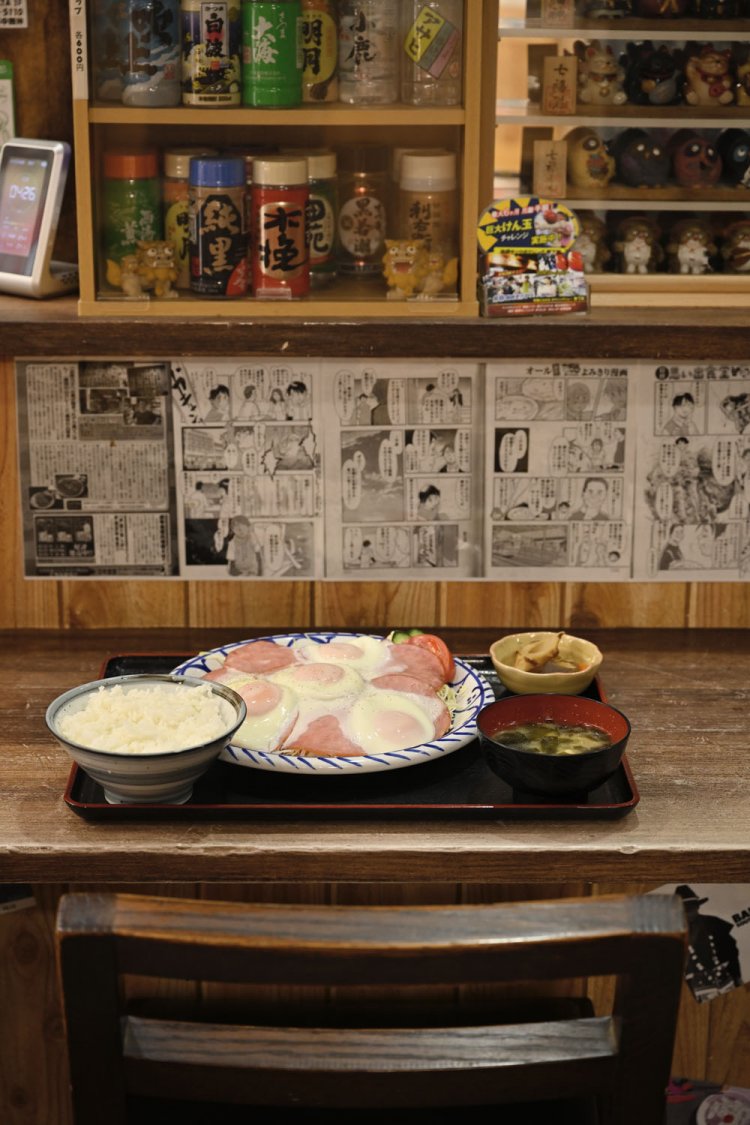 大迫力のスペシャルハムエッグ定食1800円。