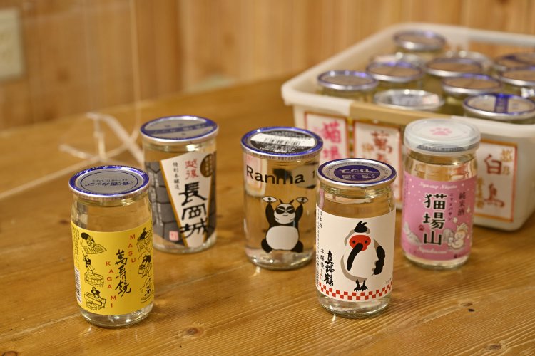 初代の出身地新潟の地酒が多数。ワンカップも豊富。