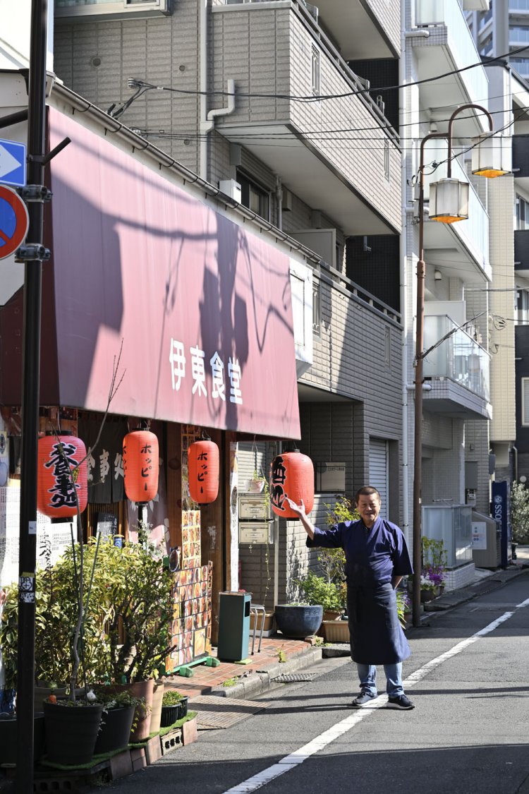 「最近は若い人もよく来てくれる」と3代目の伊東康裕さん。