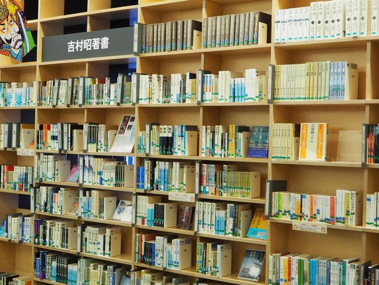 3Fには著書の他、作品を深く理解するための関連書籍や縁のある作家の作品なども。