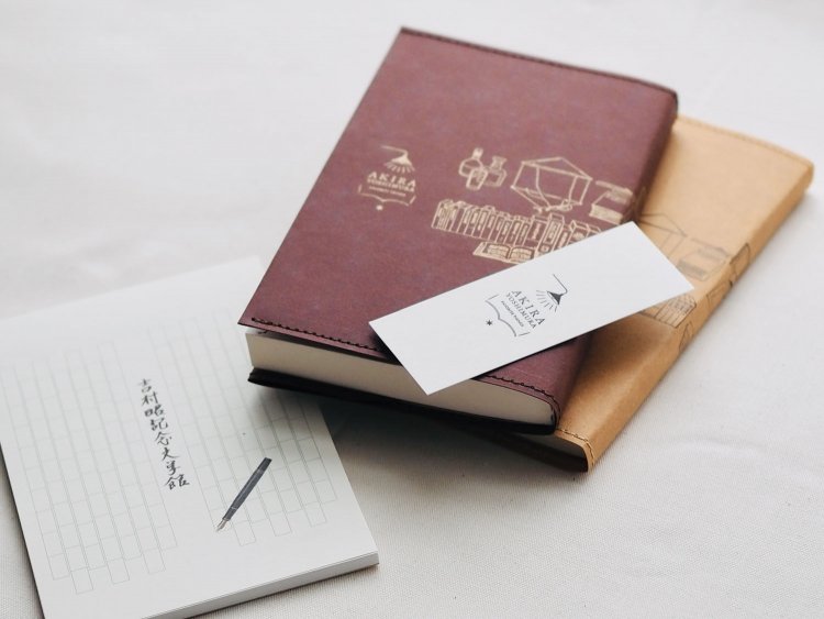 おみやげは1Fカウンターで。メモ帳150円、ブックカバー各550円。