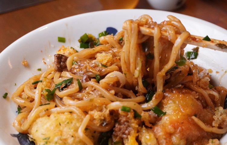 丼の底から思い切り混ぜる！重い！