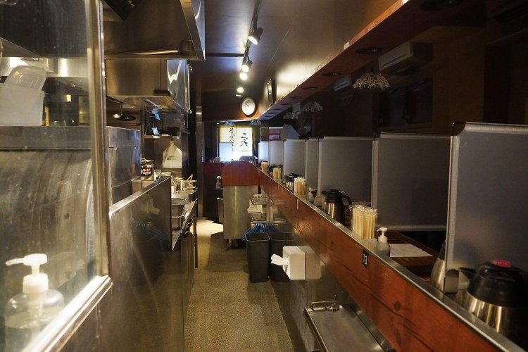 清潔は基本中の基本。とはいえ本当にピカピカの厨房。