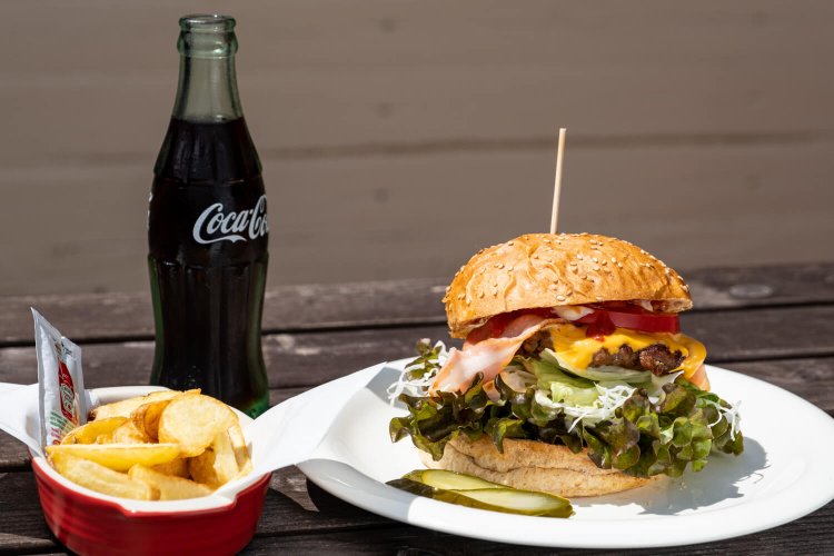 具材がはみ出しそうなすずめバーガー。プラス400円でポテトとドリンクが付く。