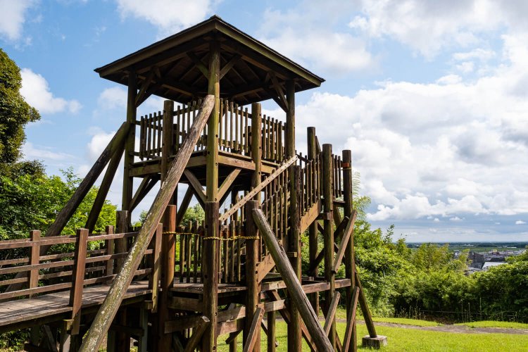 小高い天神山公園の一角にある展望台。市街地から太平洋まで一望できる。