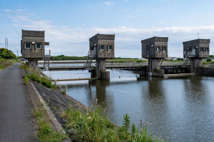 新川に設けられた吉崎堰。川沿いの遊歩道を南下すれば太平洋も近い。