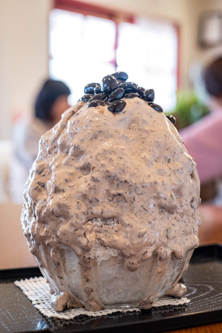 手作りシロップと中に入ったナッツ特有の食感が絶妙な黒まめクリームナッツ900円。