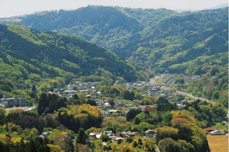 土佐原集落の手前にある寄展望台から。寄の集落はまさに隠れ里のようにあった。右手の中津川に架かる橋は田代橋、中央奥の山は松田山になる。