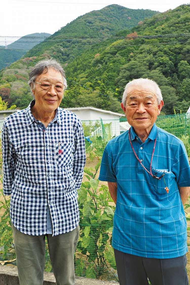 虫沢古道を守る会の古谷正夫さん（右）と小野肇さん。古谷さんは高校へ毎日山越えして山北駅まで行ったおかげか89歳とはとても思えない若さ。