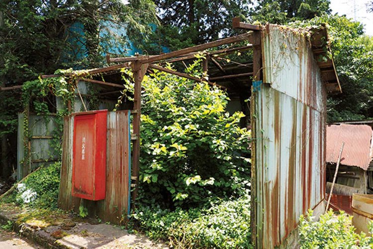 高松集落にあった朽ちた建物。入植から約70年の歳月がみえる。