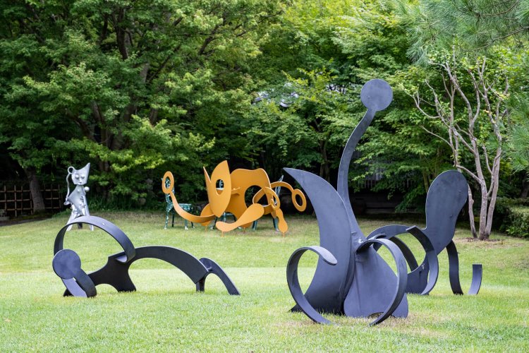 本館と別館に囲まれた庭園にも多くの作品が置かれている。