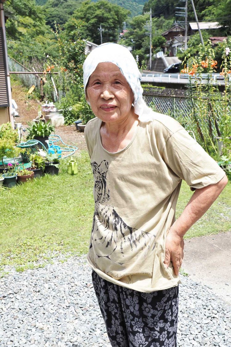上沢井集落に住む清水文子さん。足腰が弱くなったとはいえ、いまだに畑仕事をしている。