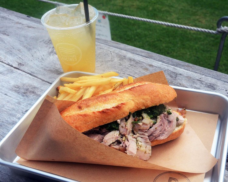 オープン当時から人気のボルケッタサンド830円。食べ応え抜群の豚肉に和風のハーブソースがかかっているのが面白い。