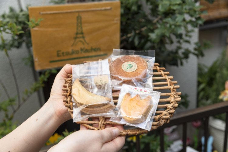 プレーンクッキー2枚入り180円（右）、さとうきび糖のマドレーヌ180円（奥）、お月様のビスコッティ3枚入り200円。