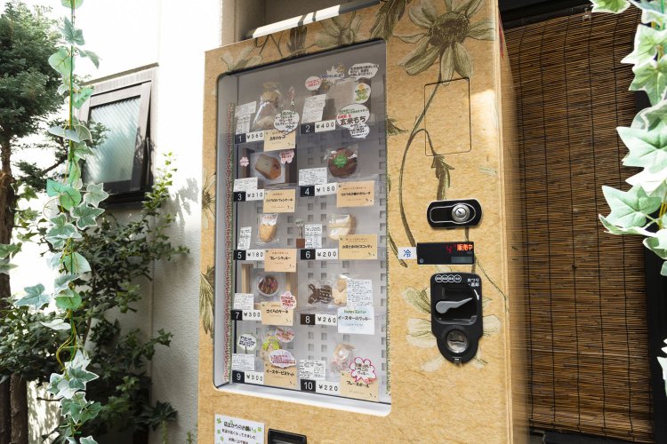 朝から夜まで24時間購入可能。季節商品にもワクワク。