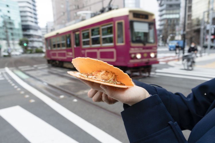 たこせん150円。イートイン、テイクアウトどちらも可能。店のすぐ前を荒川線の電車が走る。