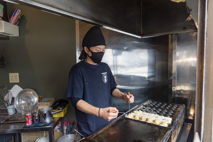 店内ではお酒も飲めます。つまみはもちろんたこ焼き！