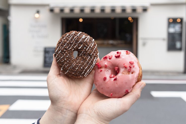 洗練されたブリオッシュ生地が自慢。甘酸っぱいいちご350円（右）、チョコクランチ330円。