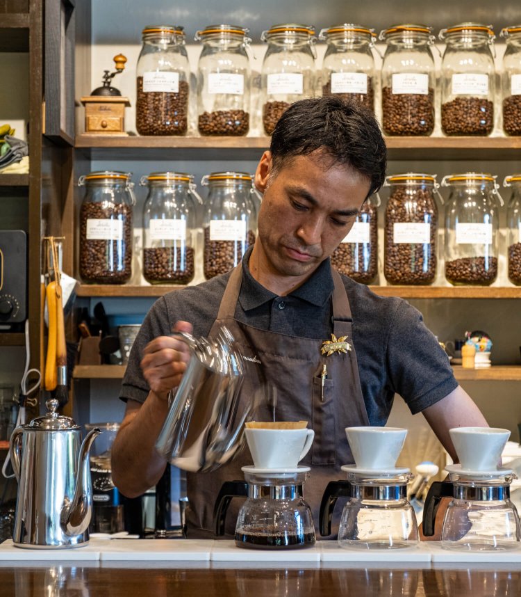 淹れ方のコツや豆の保管方法なども気軽に教えてくれる店主の内山さん。