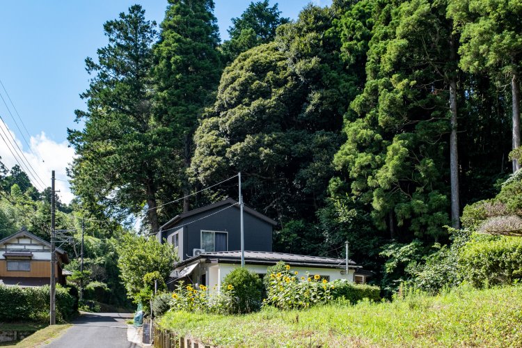閑静な里山の一角に店舗を構える。