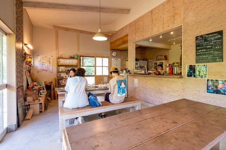 天井の高い店内は、しばし時間を忘れて過ごすのにぴったりだ。