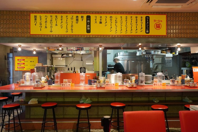 広々とした店内。カウンター席とテーブル席の両方がある。