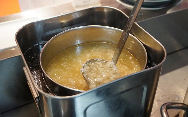 透き通った脂の中に背脂の大きな塊が浮く。