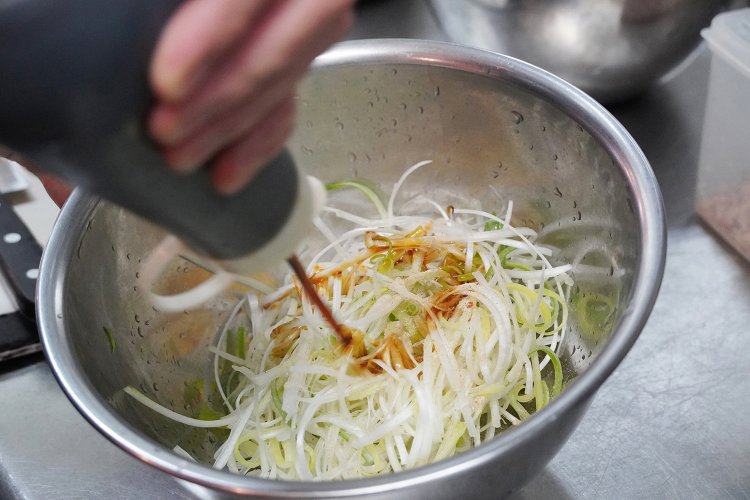 これでネギラーメン1人前の量。クマノテと調味油を混ぜて味付ける。