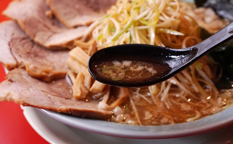 透明感のあるスープに大きな背脂の塊がぷかり。