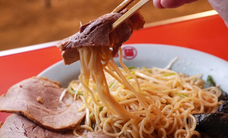 薄切りチャーシューで麺を巻き巻き！