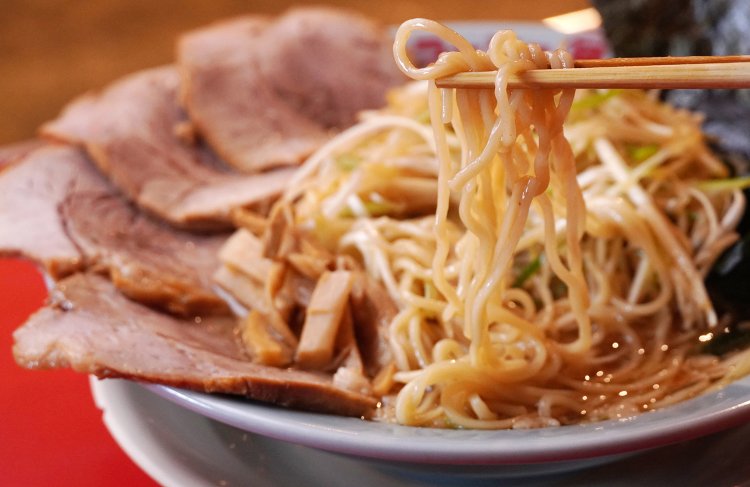 麺は中細ストレート。麺の茹で具合が絶妙。