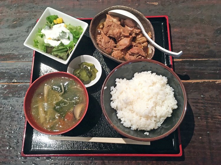 鶏肉の黒こしょう煮950円。ランチにはサラダ、お味噌汁、お新香がつく。