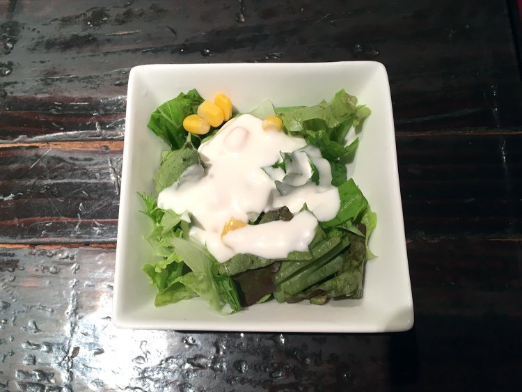 シャキシャキ食感の新鮮野菜サラダ。濃い味付けの料理に小皿は欠かせない。