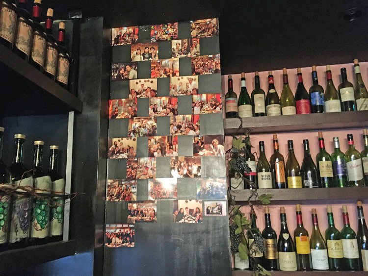 お客さんの記念写真。一人一人の笑顔に支えられている。