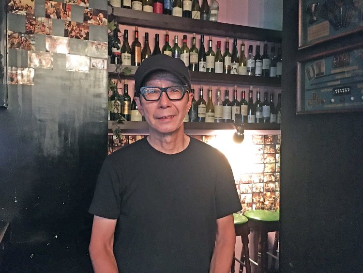 お店の歴史を教えてくれた店主の黒崎敦史さん。