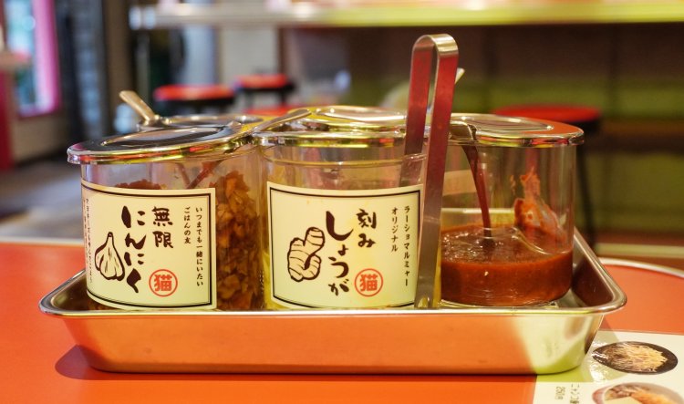 ショウガやニンニク、豆板醤など味変グッズも多数。