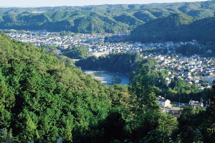 矢倉台からの南東方面尾眺望。中央下に見える川は多摩川。奥に見えるのはあきる野市の低山の連なり。