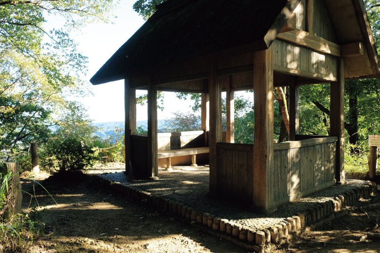 展望のいい矢倉台には東屋があり休憩所になっている。物見櫓とも。辛垣城の物見の場所として戦略上重要なところだったらしい。