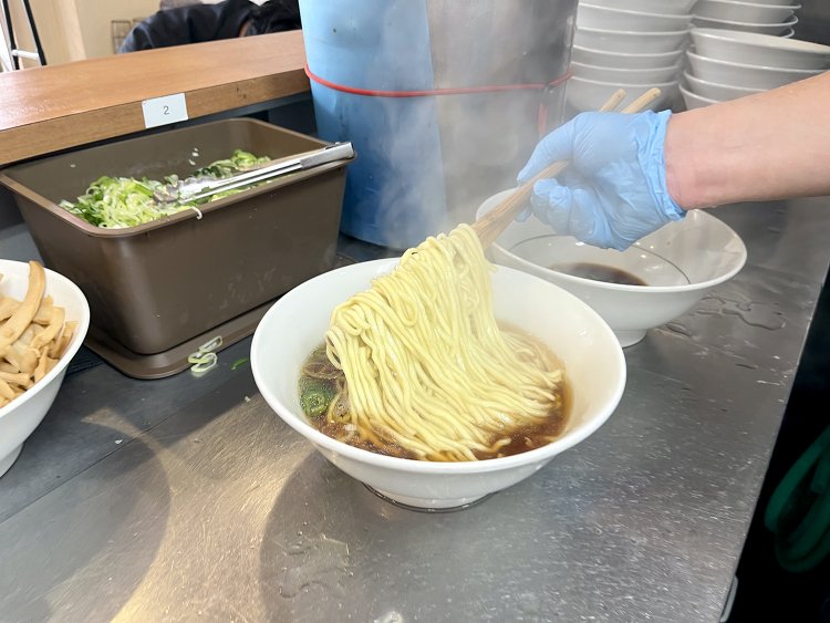 アツアツの麺がこだわりのスープの中にダイブ。整えられた麺がとってもキレイ〜。