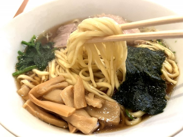 トッピングはチャーシュー、ほうれん草、メンマ、海苔とオーソドックス。