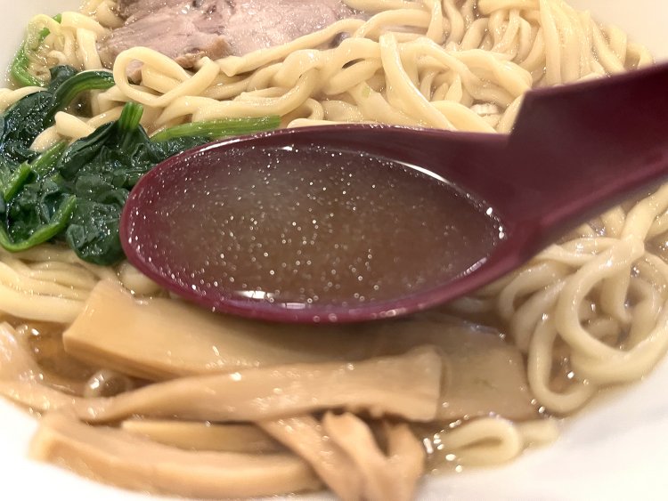 豚と鶏のピュアな味が凝縮されたスープ。