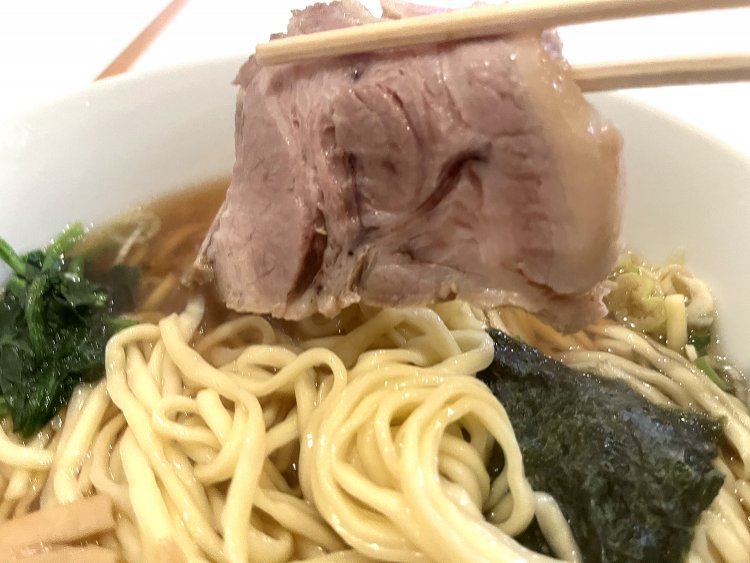 やわらか〜いチャーシューは、唇で強く押さえるだけでも切れる。