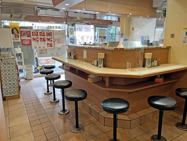 店内はコの字のカウンターとテーブル席がある。
