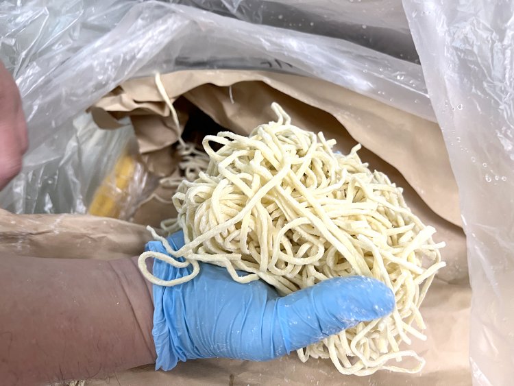 自家配合した粉を中西製麺所で製造してもらう中太の多加水麺。