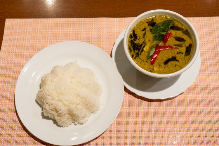 グリーンカレーは、サラダとデザートがついて1420円。