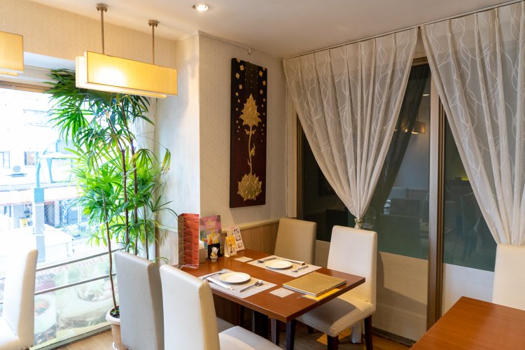 清潔感のある店内。店のロゴにも使われている蓮はインテリアにも。