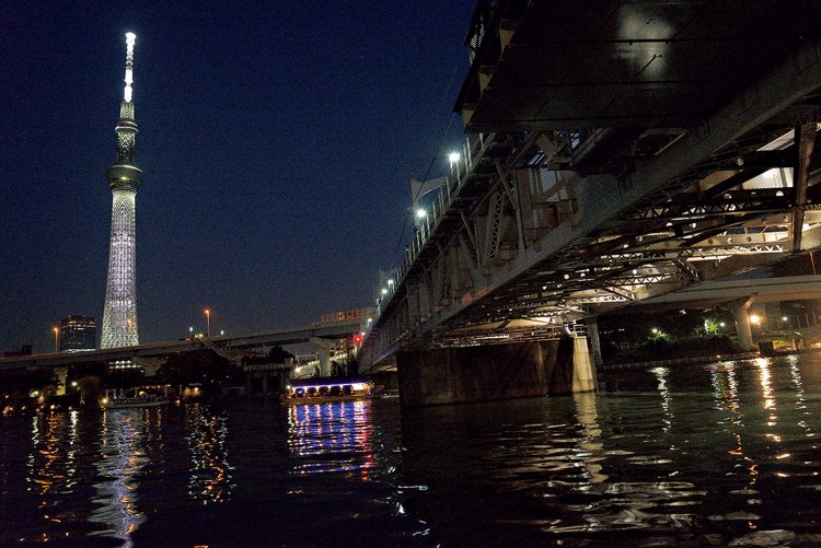 日が暮れてライトアップされたスカイツリーとすみだリバーウォーク。